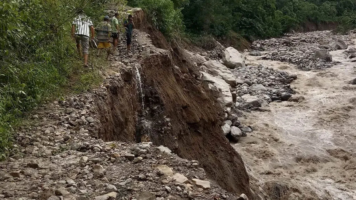 सडक बगेपछि साल्पासिलिछोमा आवागमन कष्टकर