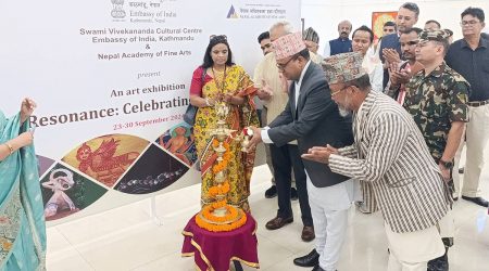 संस्कृतिमन्त्री पाण्डे र भारतीय राजदूतद्वारा कला प्रदर्शनी अवलोकन