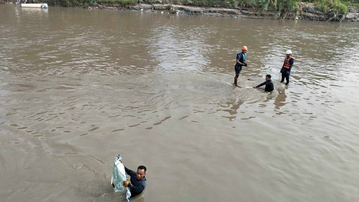 धोबिखोलामा खसेको ट्याक्सी सशस्त्र प्रहरीले निकाल्यो