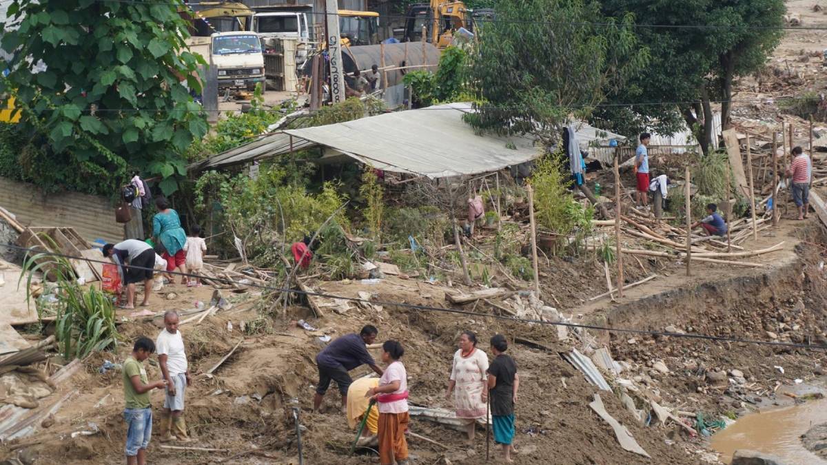 बचेखुचेको सामान व्यवस्थापनमा जुट्दै ललितपुरका बाढीपीडित