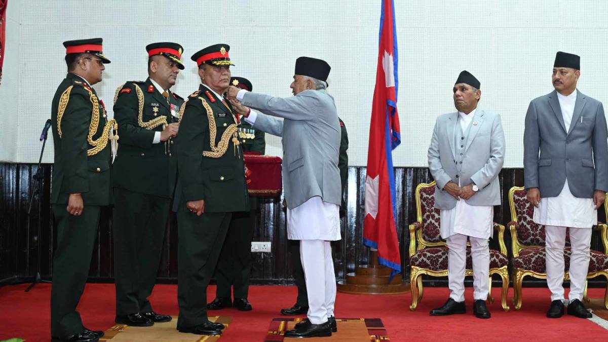 राष्ट्रपतिद्वारा नवनियुक्त प्रधानसेनापतिलाई महारथीको दर्ज्यानी चिह्न प्रदान