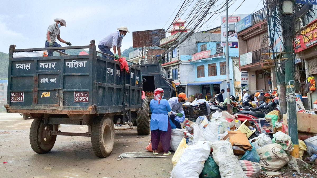 घरबाटै वर्गीकरण गरी फोहर उठाउँदै व्यास नगरपालिका