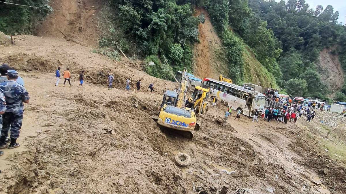 झ्याप्ले खोलाको पहिरोमा पुनः खोजी गरिँदै, आलोपालो गरी सवारी चलाइँदै