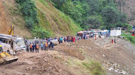 झ्याप्ले खोलाको पहिरो पन्छाइयो, सडक दुईतर्फी सुचारु