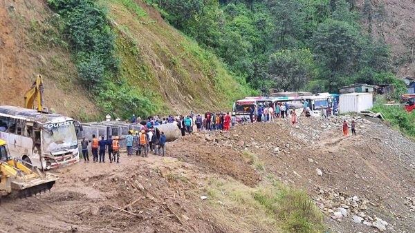 विभिन्न राजमार्गका १७ सडकखण्ड अझै अवरुद्ध