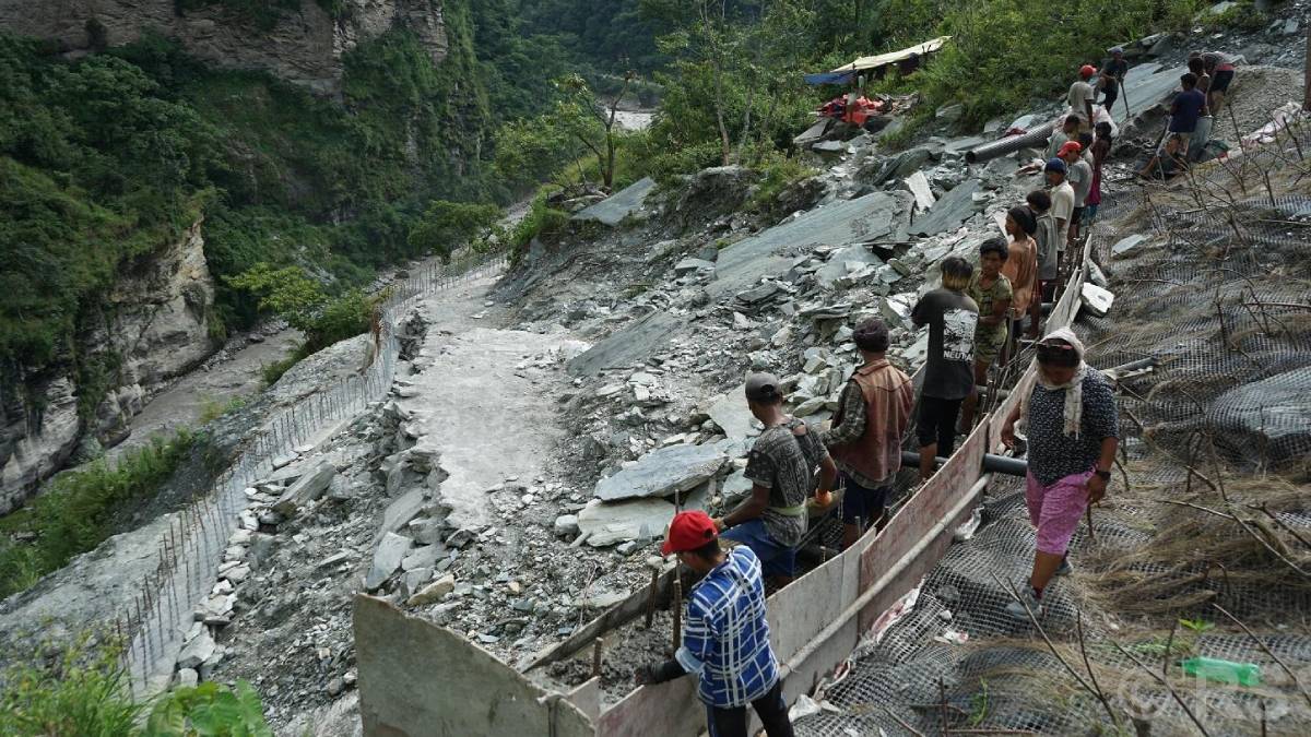 कालीगण्डकी करिडोर : पहिरो रोकथाम गर्न बैसरी अँधेरीखोलामा ‘रक एङ्करिङ’