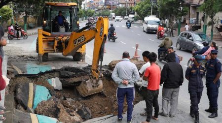 कुपण्डोलमा भासिएको सडक मर्मत हुँदै