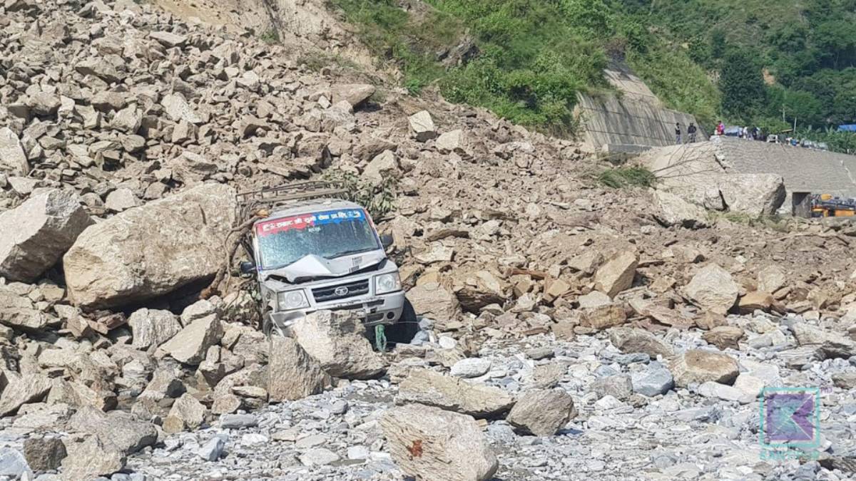 बीपी राजमार्गमा सुख्खा पहिरोले बस र सुमो पुरिए, डाइभर्सन फेरि बन्द