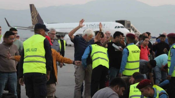 भिस्तारा एयरको विमानमा बमको हल्लापछि ककुरसहित सुरक्षाकर्मीले खानतलासी गर्दै