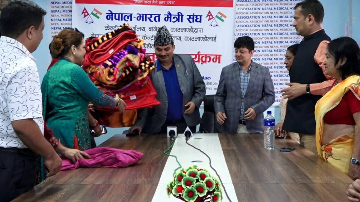 नेपाल-भारतमैत्री संघद्वारा बल्खु बाढी पीडितका लागि राहत सामग्री हस्तान्तरण