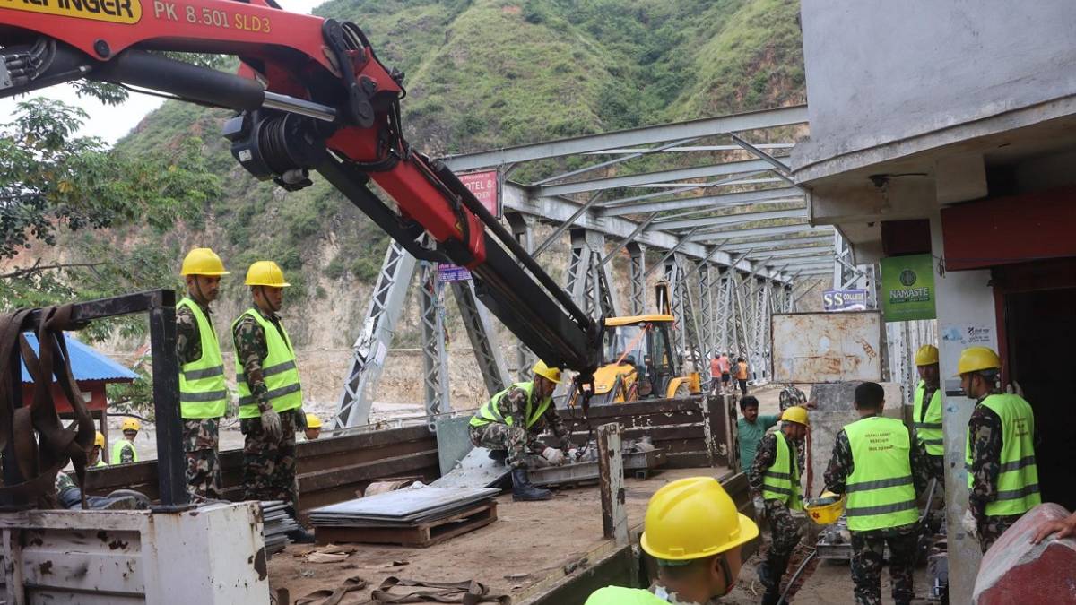 क्षतिग्रस्त सडक सञ्चालन अभियानमा सेना