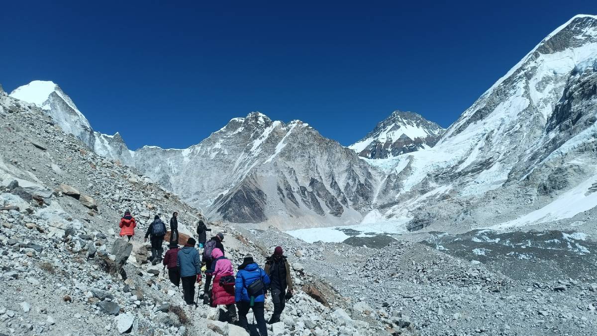 एकै महिना ९ हजार पर्यटक पुगे सगरमाथा क्षेत्र