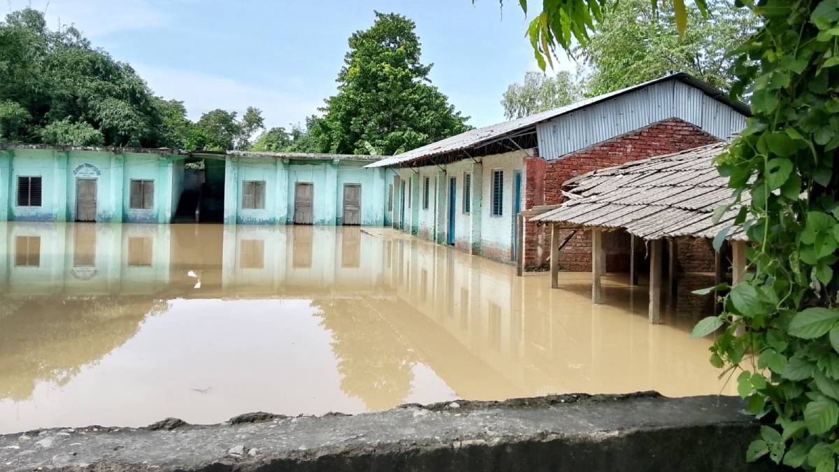 बाढीले पुस्तक बगायो, स्कुल डुबायो पढ्ने कसरी ?