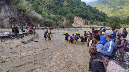 बाढीपहिरोका कारण अलपत्र एक सय ६३ विदेशी पर्यटकको उद्धार