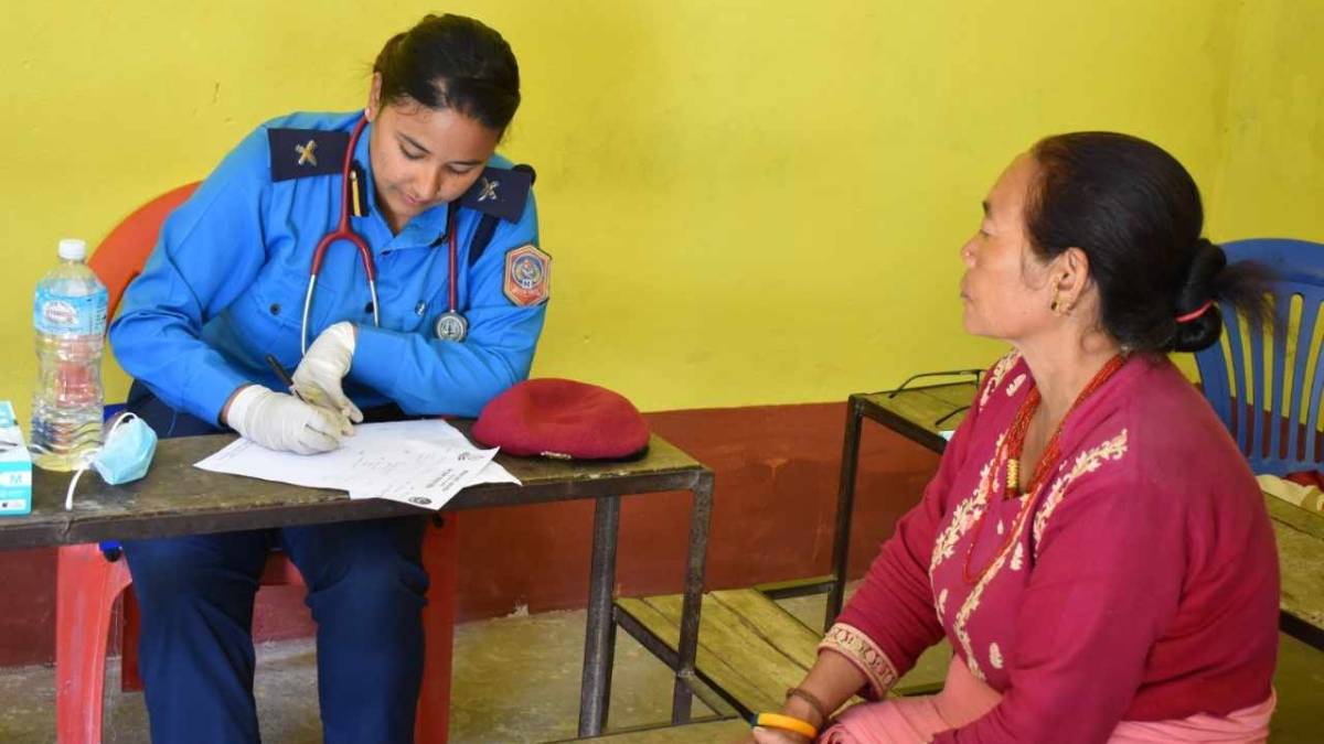 काभ्रेको बाढीप्रभावित क्षेत्रमा प्रहरीको निशुल्क स्वास्थ्य शिविर, २१२ जनाको उपचार