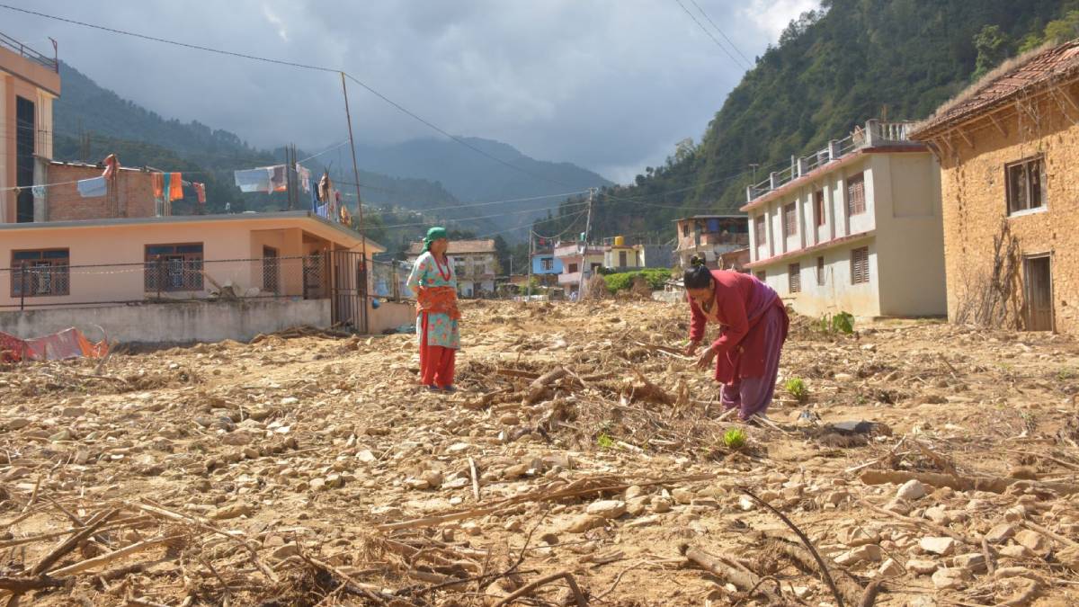 स्थायी बासस्थानको आशामा बित्यो बाढीपहिरो पीडितको एक महिना