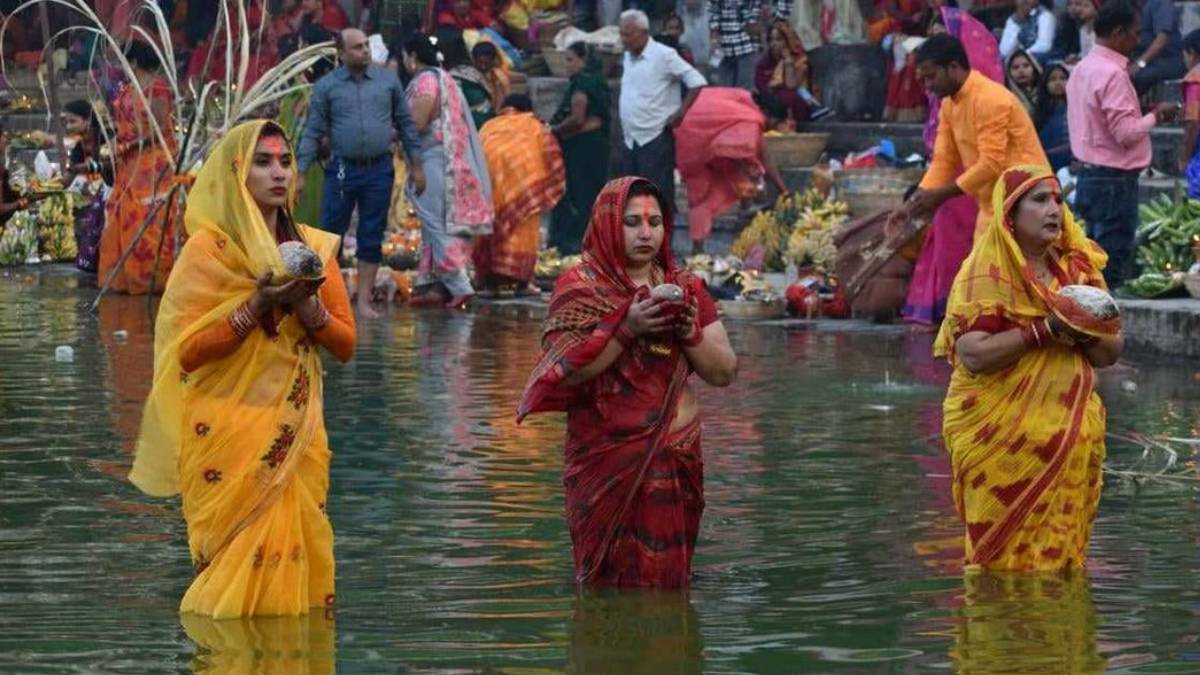 अस्ताउँदो सूर्यलाई दिइयो अर्घ्य