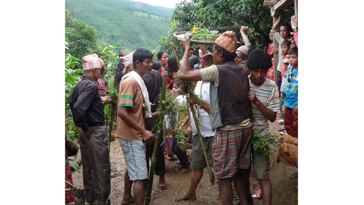 पितृका सम्झनामा माझी समुदायले पितरा पर्व मनाउँदै