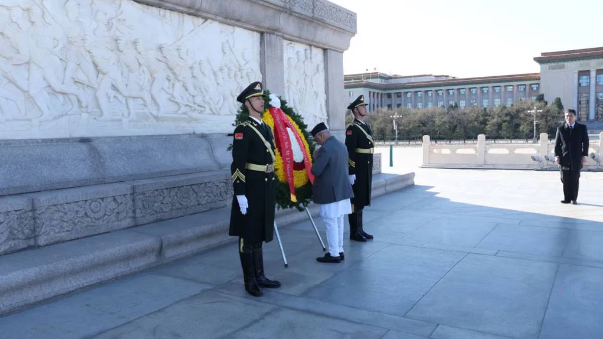 प्रधानमन्त्री ओलीद्वारा चिनियाँ जनक्रान्तिका सहिदका स्मारकमा पुष्पहार अर्पण