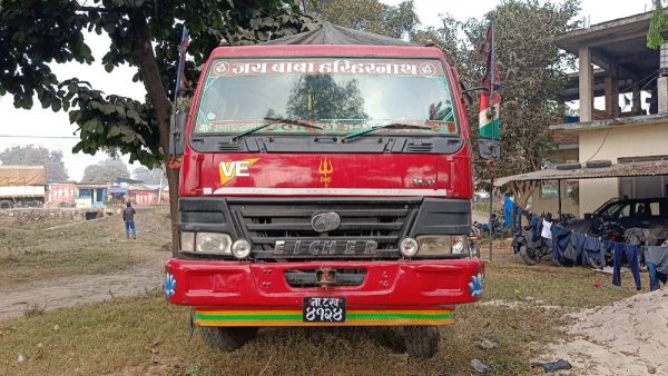 ७६ लाख बराबरको औषधि र खुद्रा सामानसहित ट्रक नियन्त्रणमा